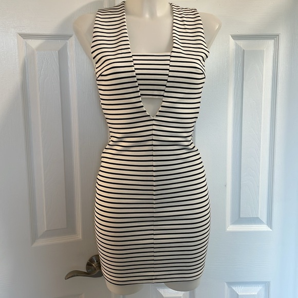 WINDSOR V NECK BLACK AND WHITE STRIPED SOFT KNIT MINI DRESS W/ CUTOUTS JR S - Picture 2 of 12